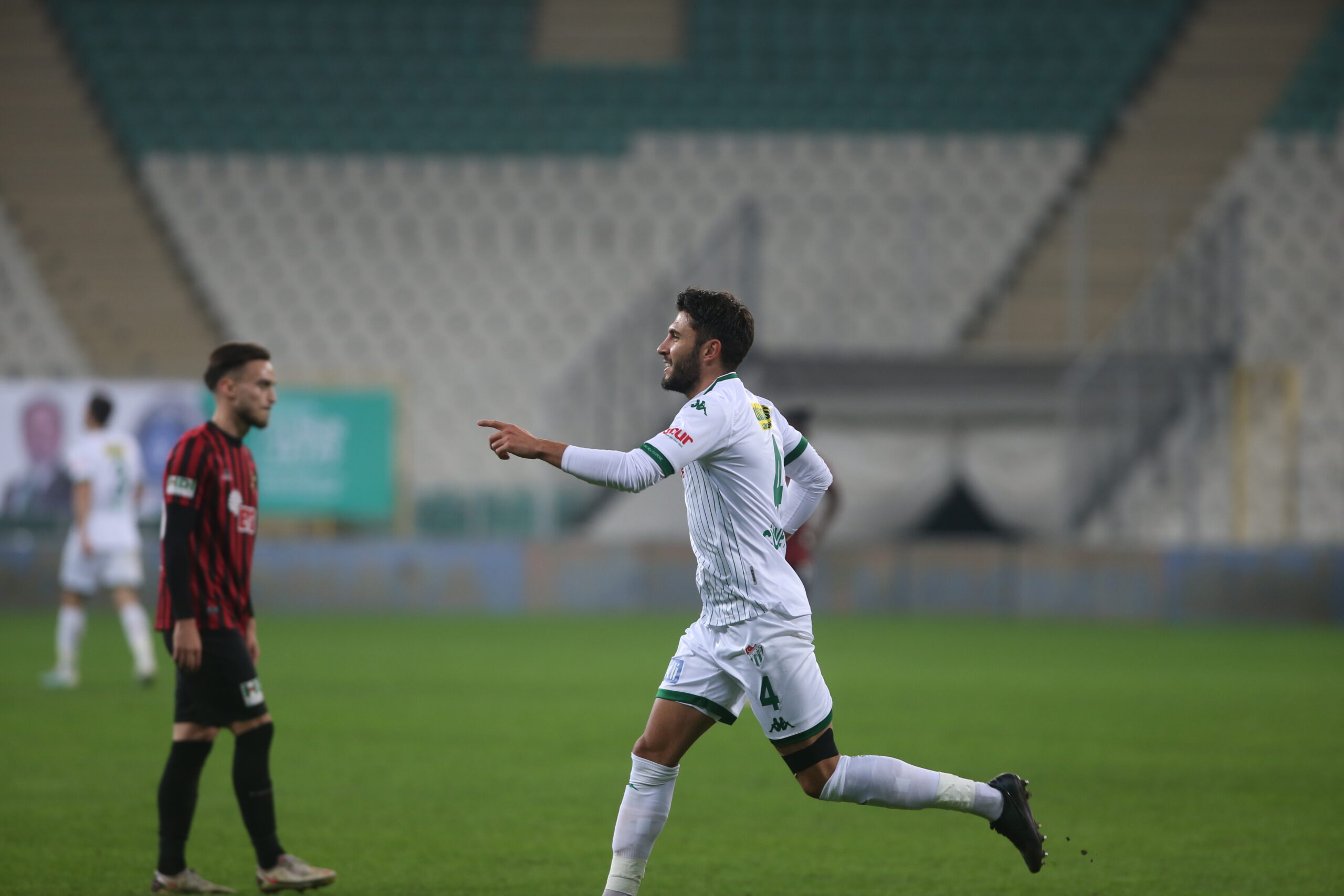 Golü attı bakın kime koştu? Evlilik yıl dönümlerini kutladı! Golü attı bakın kime koştu? Evlilik yıl dönümlerini kutladı!