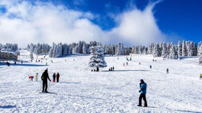 Uludağ’da kar yağışı tatilcileri sevindirdi