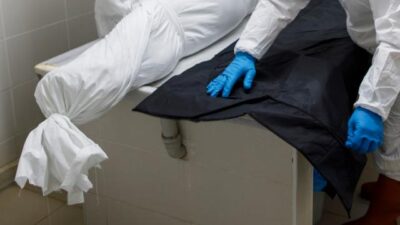 Fıkra gibi olay! Gömmeden önce öptüler, cenazedeki herkes korona oldu