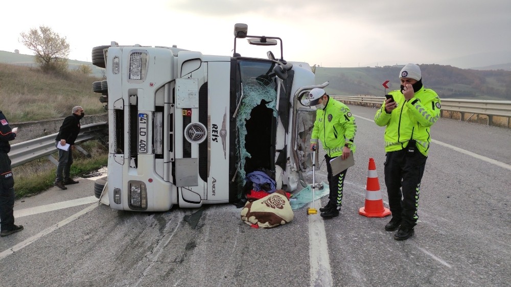 Bursa’da asit yüklü tanker devrildi Bursa’da asit yüklü tanker devrildi