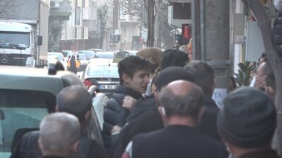 Bursa’da bahçe hortumuyla komşunun yanan evini söndürdü