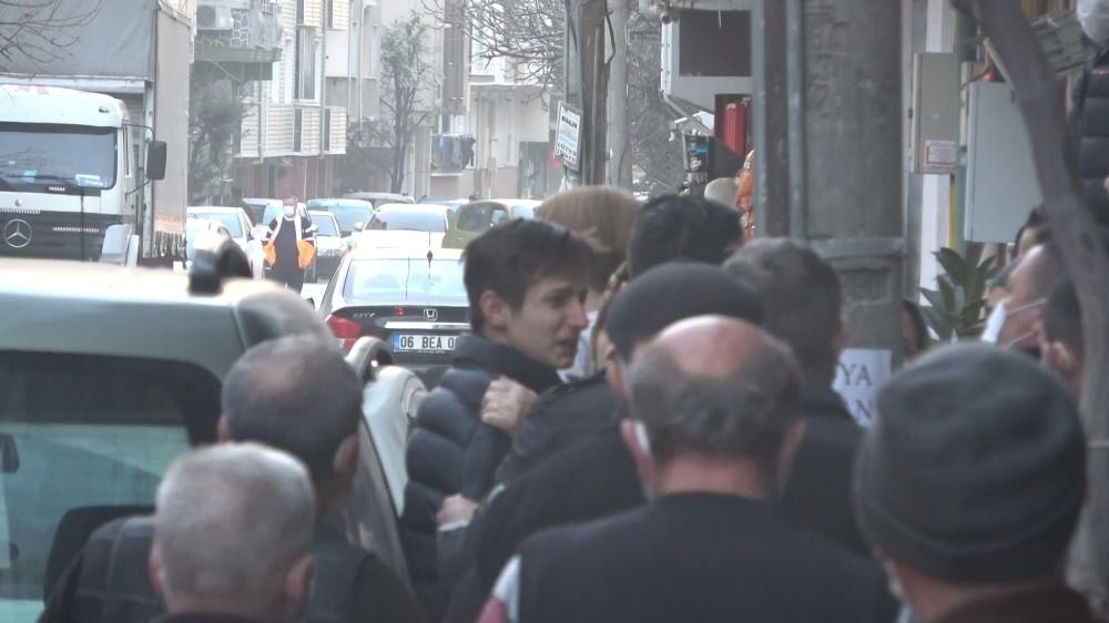 Bursa’da bahçe hortumuyla komşunun yanan evini söndürdü