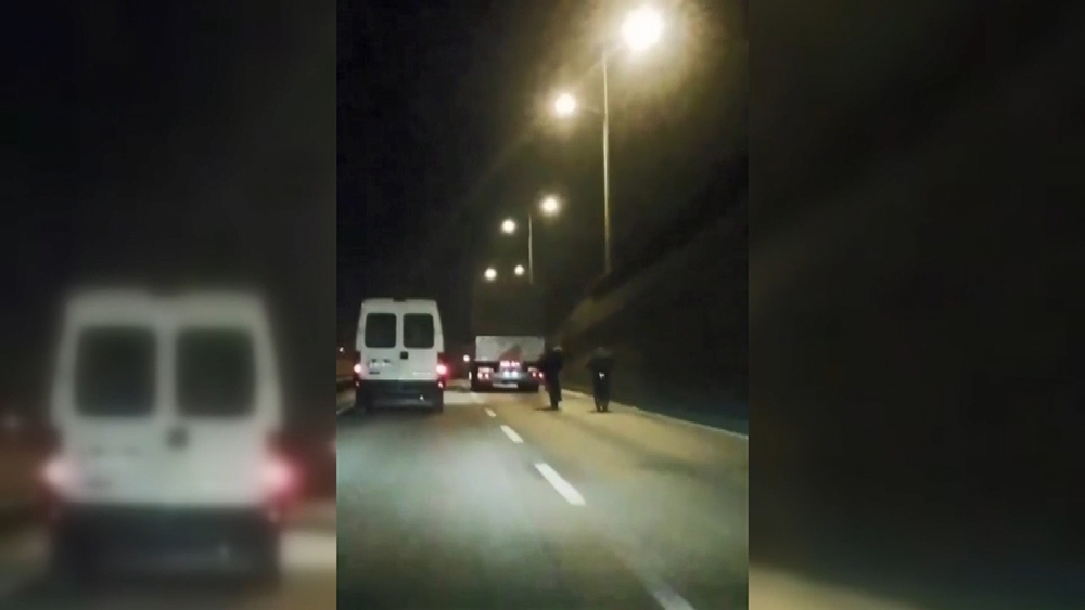 Bursa’da bisikletli gençlerin tehlikeli yolculuğu