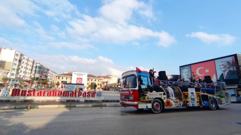 Boş kalan sokaklar mehter marşlarıyla yankılandı Mustafakemalpaşa Belediyesi mehter takımı, sokağa çıkma kısıtlaması sebebiyle evlerinde olan