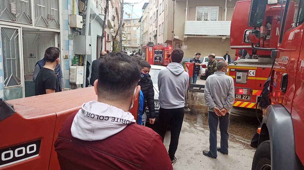 Bursa’da yangını gören mahalleli sokağa döküldü