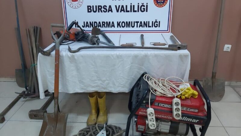 Yer: Bursa… Suçüstü yakalandılar Bursa'nın Kestel ilçesinde kaçak kazı yapan üç kişi gözaltına alındı.