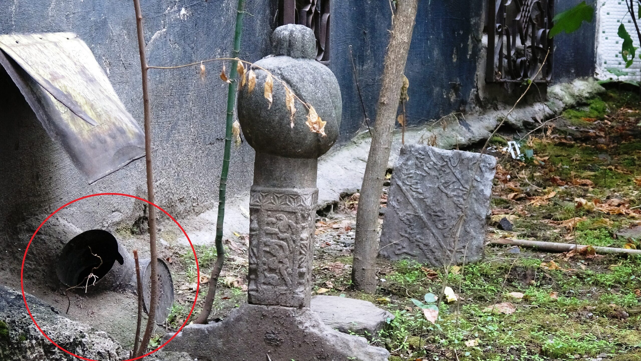 Bursa’da 500 yıllık mezarlar binaların arasında sıkışıp kaldı