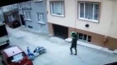 Bursa’da motosikletiyle tek teker üstünde giden sürücünün düşme anı kamerada