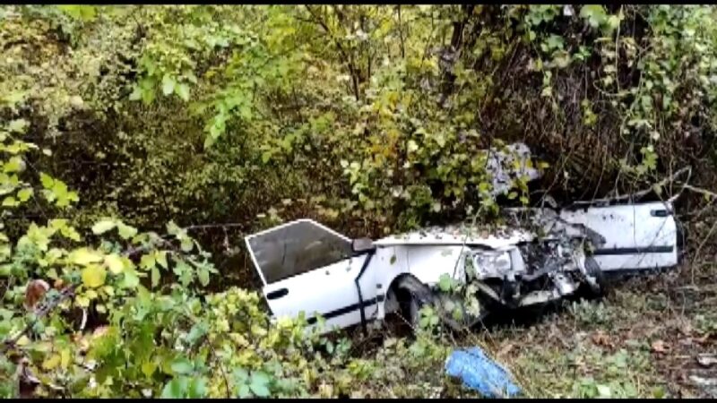 Bursa’da feci kazada can pazarı Bursa’da yağmur sebebiyle kayganlaşan yolda kamyonete çarparak uçuruma yuvarlanan otomobilde
