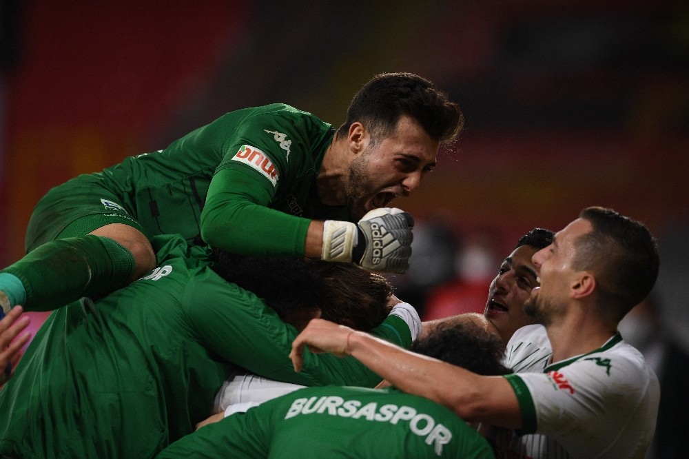 Bursaspor’da sezon sonu 8 futbolcunun sözleşmesi sona eriyor