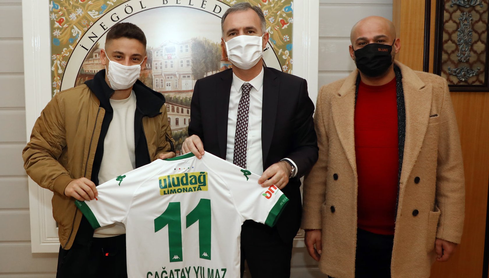 Bursaspor formasını başkana hediye etti! Bursaspor formasını başkana hediye etti!