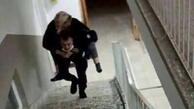 Yürekleri ısıtan görüntü! Polis, yaşlı hastayı sırtında taşıdı