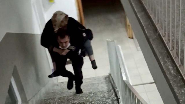 Yürekleri ısıtan görüntü! Polis, yaşlı hastayı sırtında taşıdı