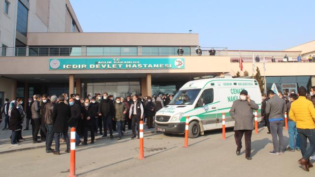 İki doktor virüse yenik düştü