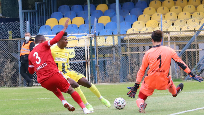 İzmir'deki deprem nedeniyle ertelenen TFF 1.Lig 8. hafta mücadelesinde Menemenspor,