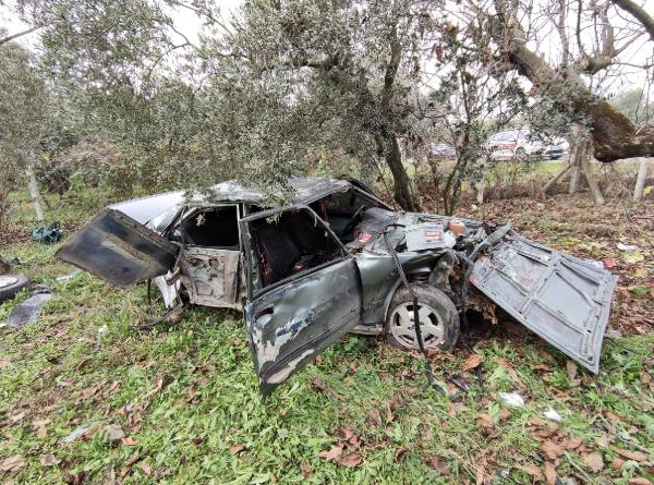 Bursa’da otomobil zeytinliğe uçtu Bursa’da otomobil zeytinliğe uçtu