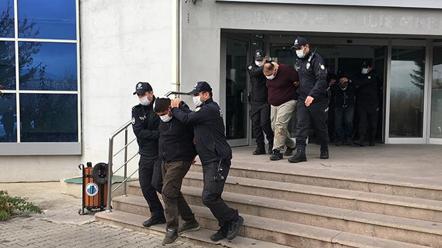 Uygulama noktasında polislere saldıran 4 kişi gözaltına alındı