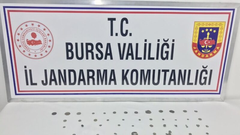 Bursa’nın Harmancık ilçesinde kaçak kazı yaparak buldukları tarihi eserleri satmaya