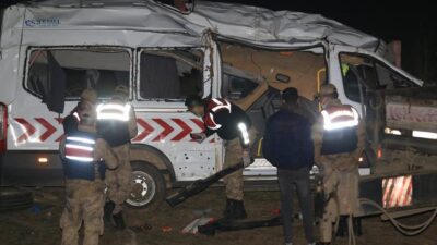Sağlık personelini taşıyan minibüs devrildi: 1 ölü, 7 yaralı