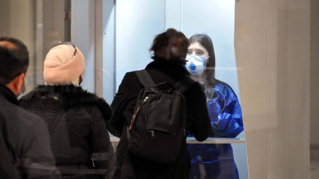 İngiltere’den gelen yolculara test yapıldı İngiltere’den gelen yolculara test yapıldı