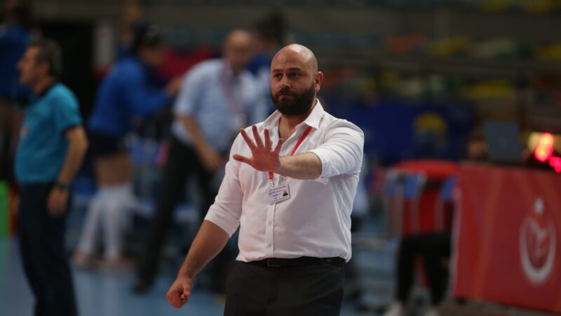 Nilüfer Belediyespor Kadın Voleybol Takımı'nın başarılı antrenörü, Kuzeyboru ile oynanan