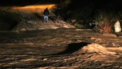 İzmir’de otomobil sel sularına kapıldı! 3 kişi kurtarıldı, 2 kayıp