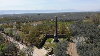 Bursa’da şeftali bahçelerinin tam ortasında! 2 bin yıldır ayakta duruyor…