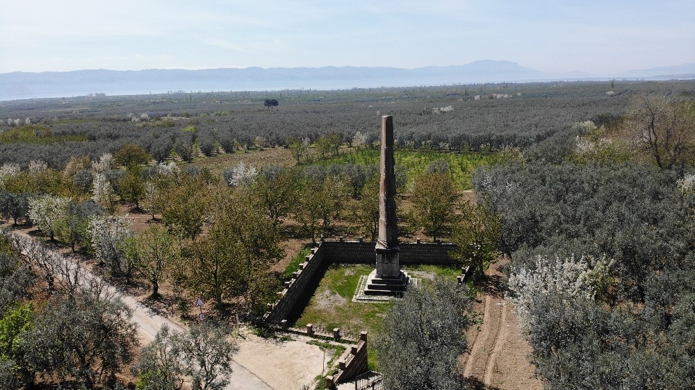 Bursa’da şeftali bahçelerinin tam ortasında! 2 bin yıldır ayakta duruyor… Bursa’da şeftali bahçelerinin tam ortasında! 2 bin yıldır ayakta duruyor…