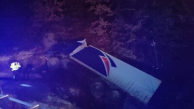 Bursa’da kamyon şarampole yuvarlandı!