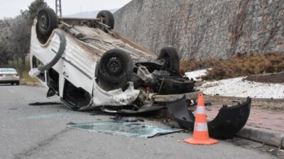 Buzlanan yolda kontrolden çıkan araç 10 metreden düştü