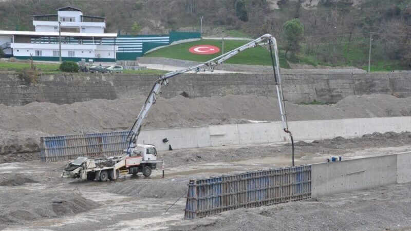Bursa’nın Mustafakemalpaşa ilçesinde, Kirmasti deresi projesinde suyun akışının sağlanacağı setler