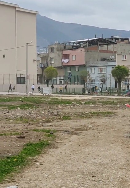 Kısıtlamada top oynayan çocuklara polis baskını