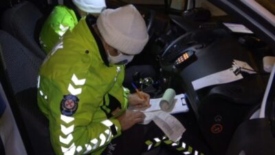 Bursa’da kısıtlamaya rağmen gezdiler, uyuşturucu maddeyle yakalandılar