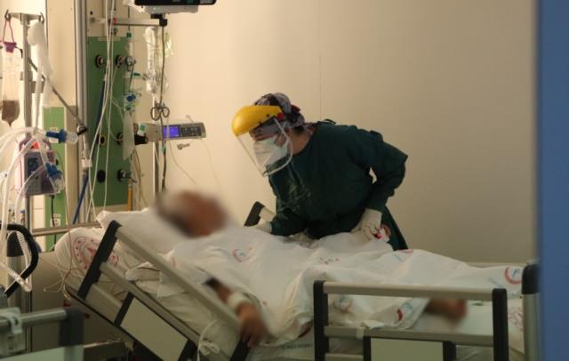 Korona hastasının isteği sağlık çalışanını ağlattı