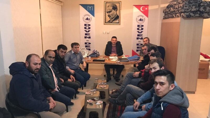 Köy derneği ihtiyaç sahibi ailelere erzak yardımı yaptı Bursa’da köy derneği zor durumda olan ailere kolilerle gıda yardımında
