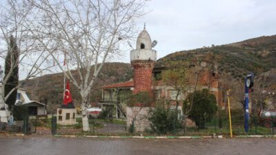 Bursa’da köy meydanındaki camisiz minare büyük ilgi çekiyor