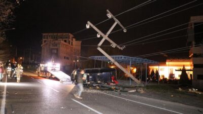 Alkollü sürücü 10 mahalleyi elektriksiz bıraktı