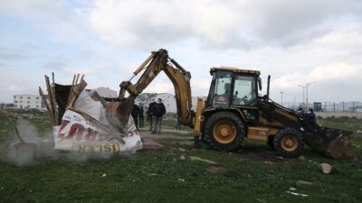 Bursa’da milyonluk arazideki gecekondu kümesler polis eşliğinde yıkıldı