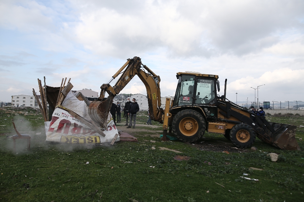 Bursa’da milyonluk arazideki gecekondu kümesler polis eşliğinde yıkıldı