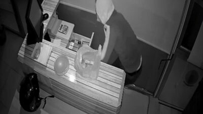 Önce sus havuzundan su içti sonra kasadaki paraları çaldı