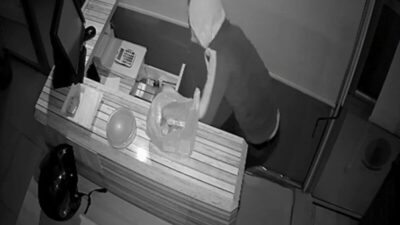 Heyecandan ağzı kuruyan hırsız süs havuzundan su içti, sonra çaldı