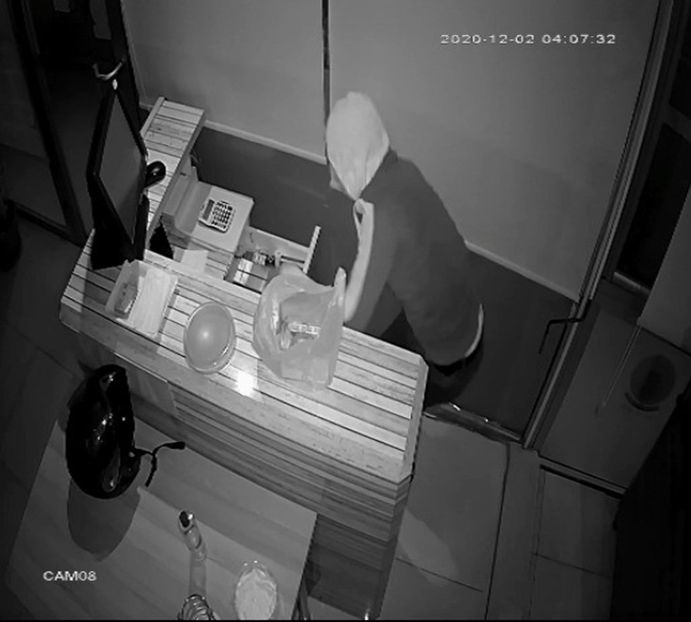 Önce sus havuzundan su içti sonra kasadaki paraları çaldı