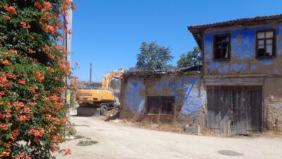 Osmangazi’de tehlike arz eden metruk bina yıkıldı