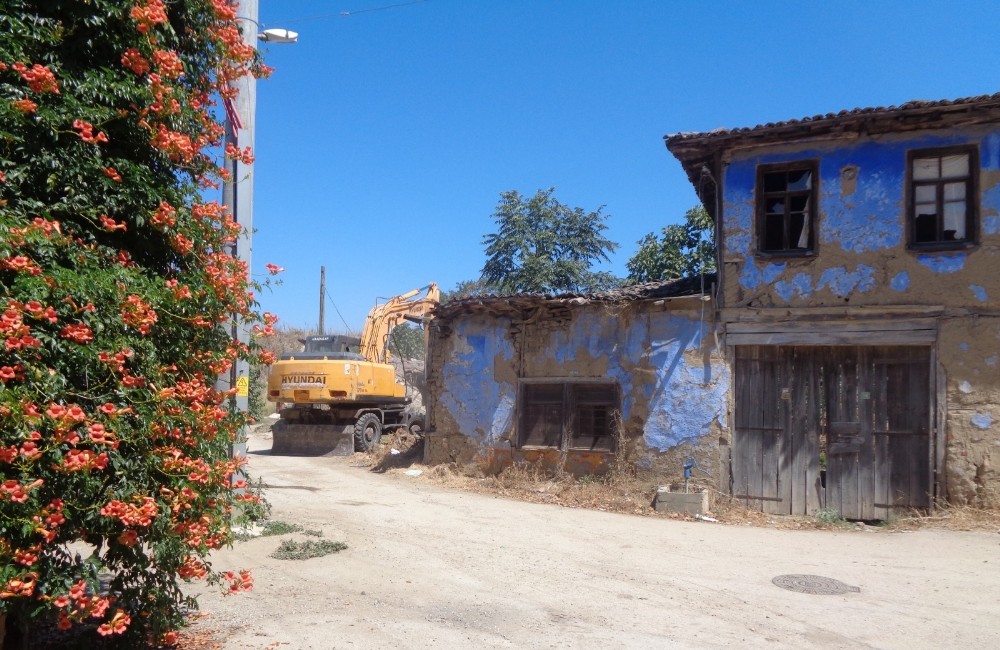 Osmangazi’de tehlike arz eden metruk bina yıkıldı