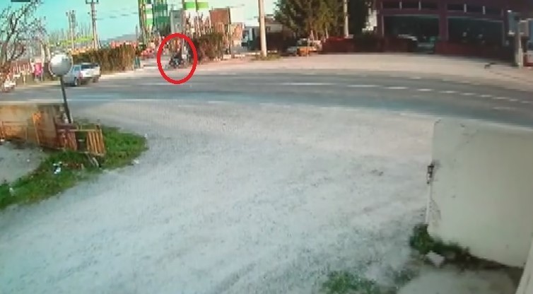 Bursa’da feci kaza! Havaya fırladı… O anlar kamerada Bursa’da feci kaza! Havaya fırladı… O anlar kamerada