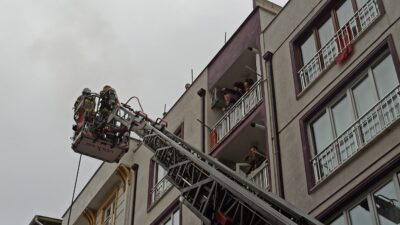 Bursa’da annesine kızıp elbiselerini balkonda yaktı, mahalleliyi sokağa döktü!
