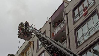 Bursa’da annesine kızıp elbiselerini balkonda yaktı, mahalleliyi sokağa döktü!