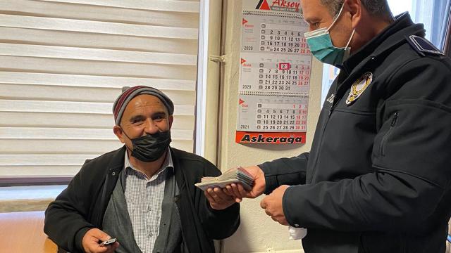 Bankadan çektiği 20 bin lirayı cami tuvaletinde unuttu Bankadan çektiği 20 bin lirayı cami tuvaletinde unuttu