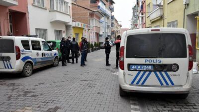 Annesini bıçakla rehin alan genci polis ikna etti