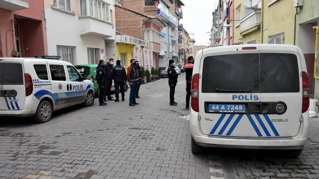 Annesini bıçakla rehin alan genci polis ikna etti